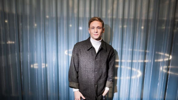 Matthias Schweigh&ouml;fer spielt im neuen Film &laquo;Girl You Know It's True&raquo; die Rolle des Produzenten der Band Milli Vanilli. - &copy; Christoph Soeder/dpa