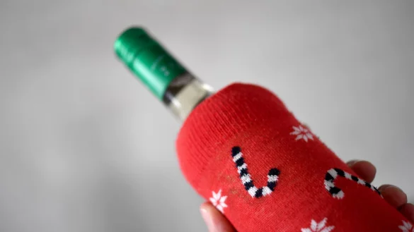 Wenn das Etikett durch eine Socke verdeckt ist, verkostet man ganz unvoreingenommen. - &copy; Zacharie Scheurer/dpa-tmn