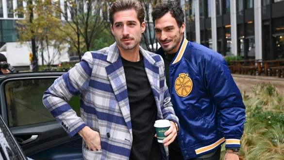 Eintracht Frankfurts Torwart Kevin Trapp (l) und Mats Hummels von Borussia Dortmund kommen im Teamhotel an. - &copy; Arne Dedert/dpa