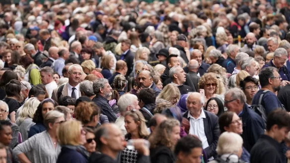 Mehr als 8 Milliarden Menschen leben derzeit auf der Erde. - &copy; Victoria Jones/PA Wire/dpa