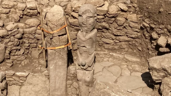 Eine etwa 10.000 Jahre alte Statue eines Mannes im t&uuml;rkischen Tas Tepeler. - &copy; Ergin Hava/dpa