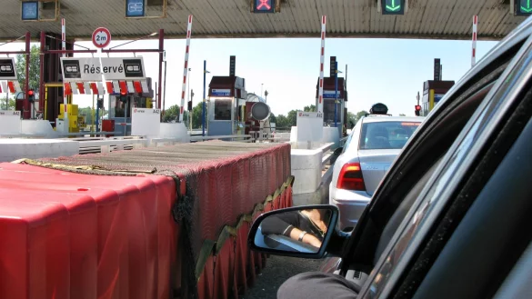 Stop and Go, noch zumindest: Auf Frankreichs Autobahnen erfolgt die Maut-Bezahlung bisher vor allem an beschrankten Stationen. - © Alexander Becher/dpa/dpa-tmn