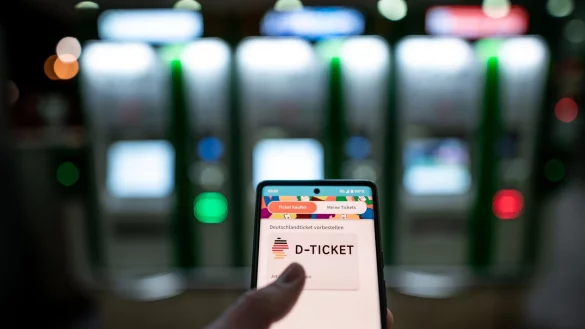 Das Deutschlandticket hat Fahrten im Nah- und Regionalverkehr vielerorts g&uuml;nstiger gemacht. - &copy; Fabian Strauch/dpa/Symbolbild