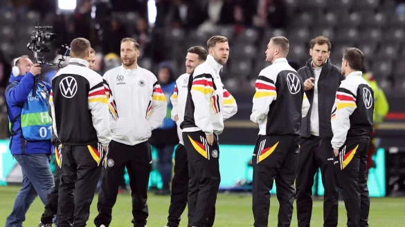 Das DFB-Team bei der Platzbegehung in Berlin. - &copy; Andreas Gora/dpa
