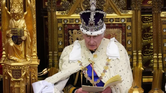 K&ouml;nig Charles III. von Gro&szlig;britannien spricht w&auml;hrend der Er&ouml;ffnung des Parlaments im House of Lords im Westminsterpalast. - &copy; Kirsty Wigglesworth/PA Wire/dpa