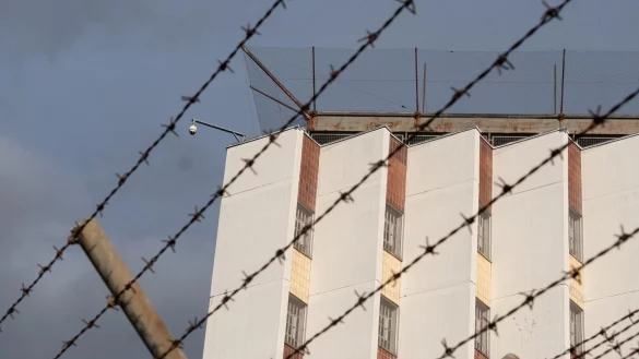 Ein Stacheldrahtzaun umz&auml;unt das Gel&auml;nde einer Justizvollzugsanstalt. - &copy; Bernd Wei&szlig;brod/dpa/Symbolbild