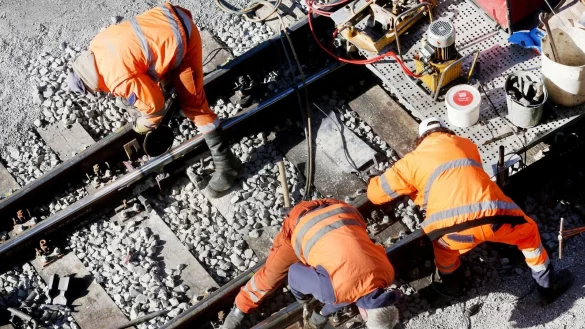 Ein Bautrupp der Bahn repariert auf einer Strecke das Gleisbett. - &copy; Roland Weihrauch/dpa/Symbolbild