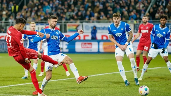 Davie Selke (l) schoss K&ouml;ln im Kellerduell in Darmstadt zum Sieg. - &copy; Uwe Anspach/dpa