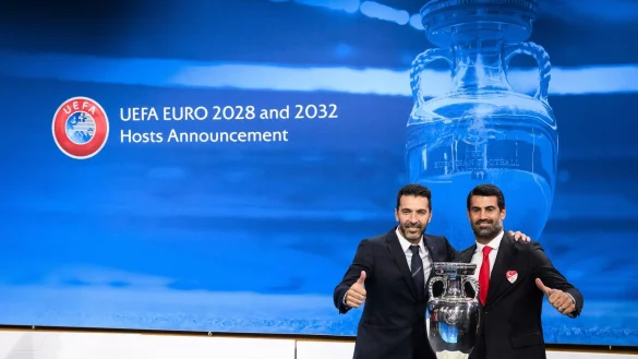 Die EM-Botschafter f&uuml;r 2032, Gianluigi Buffon (l) und Volkan Demirel. - &copy; Jean-Christophe Bott/KEYSTONE/dpa