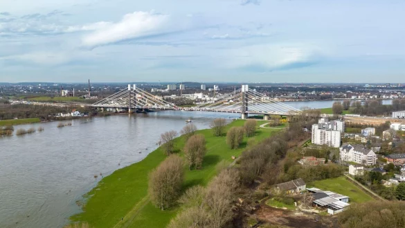 Die Duisburger A40-Br&uuml;cke ist eine der wichtigsten Verkehrsverbindungen in Nordrhein-Westfalen. - &copy; Christoph Reichwein/dpa/Archivbild