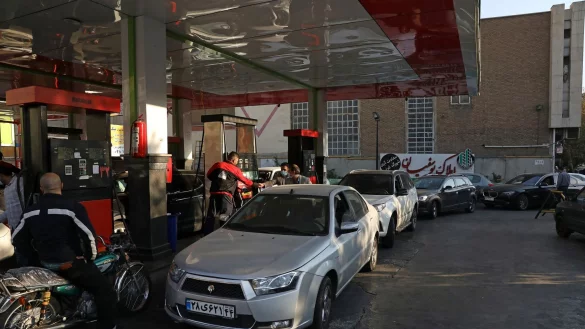 Tankstelle in Teheran. Irans Regierung hat seinen Erzfeind Israel f&uuml;r einen mutma&szlig;lichen Hackerangriff auf Tankstellen verantwortlich gemacht. - &copy; Vahid Salemi/AP/dpa
