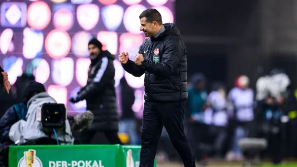 Kaiserslauterns Trainer Dimitrios Grammozis jubelt nach dem Schlusspfiff. - &copy; Tom Weller/dpa