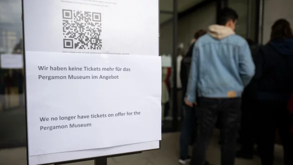 &laquo;Wir haben keine Tickets mehr f&uuml;r das Pergamon Museum im Angebot&raquo;: Ab 23. Oktober sind die T&uuml;ren des Museums f&uuml;r einige Jahre ganz zu. - &copy; Sebastian Christoph Gollnow/dpa