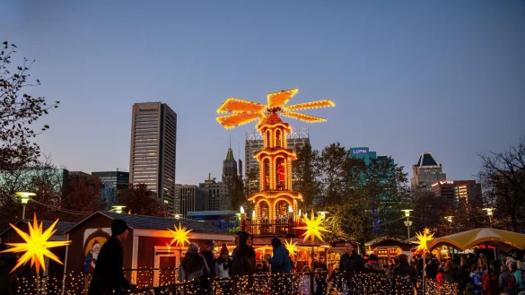 «Christmas Village» in Baltimore: «Gluhwine Pyramid» nennt sich dort eine illuminierte, überdimensionale Variante der hölzernen Weihnachtspyramiden, wie man sie aus dem Erzgebirge kennt. - © Sophia Carrara/Christmas Village Baltimore/dpa-tmn