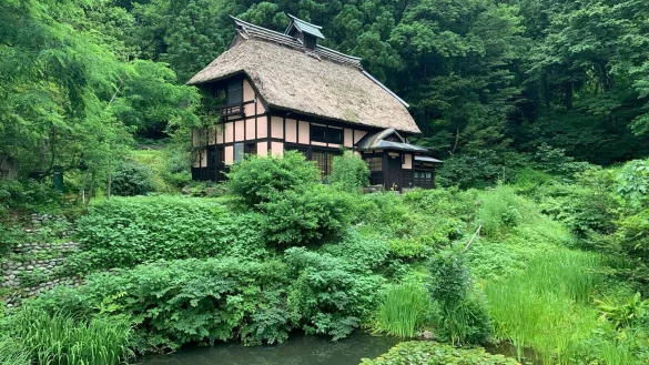 Das Wohnhaus des deutschen Architekten Karl Bengs in den Bergen der Pr&auml;fektur Niigata. Es handelt sich um ein von ihm renoviertes &laquo;Kominka&raquo;, ein mit alter japanischer Baukunst errichtetes jahrhundertealtes Landhaus. - &copy; Lars Nicolaysen/dpa