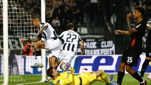 Kevin Trapp musste sich mit Eintracht Frankfurt in Thessaloniki geschlagen geben. - &copy; Giannis Papanikos/AP/dpa