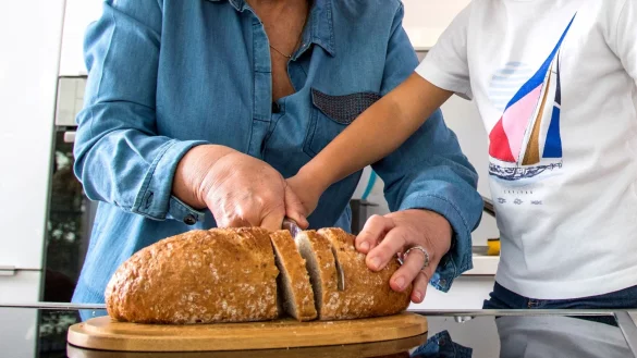 T&auml;glich frisches Brot f&uuml;r die ganze Familie wird mit einem Brotbackautomaten zum Kinderspiel. - &copy; Christin Klose/dpa-tmn
