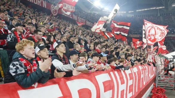 Die D&uuml;sseldorfer Fans feiern ihre Mannschaft nach dem 4:3 Sieg. - &copy; Roland Weihrauch/dpa