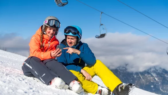 Digitale Helfer im K&auml;lteeinsatz: Viele Apps k&ouml;nnen Wintersportlern auf und neben der Piste mit aktuellen Informationen dienlich sein. - &copy; Benjamin Nolte/dpa-tmn