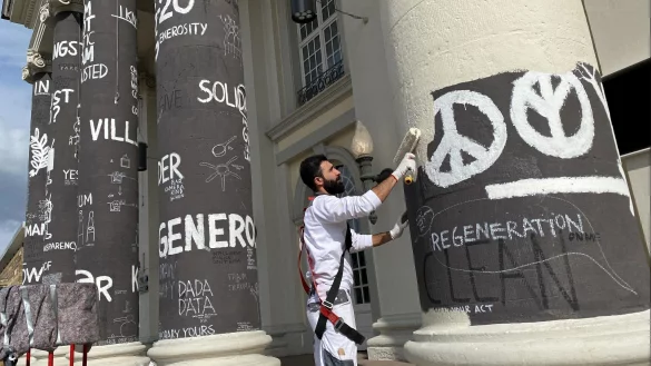 Am Tag nach dem Ende der documenta fifteen werden die S&auml;ulen des Fridericianums in Kassel &uuml;bermalt. - &copy; Uwe Zucchi/dpa