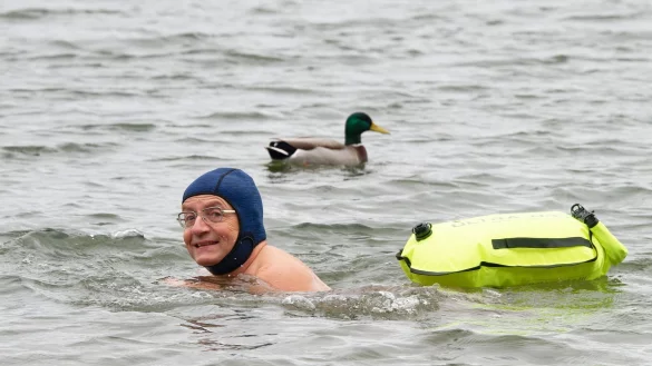 Wiegald Boning schwimmt im Otto-Maigler-See (Nordrhein-Westfalen). Er ist nicht allein. - &copy; Henning Kaiser/dpa