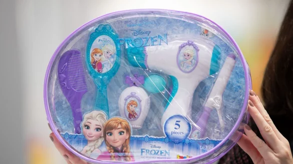 Figuren aus dem Disney-Film &laquo;Die Eisk&ouml;nigin 2&raquo; zieren Teile eines Spielzeug-Beautysets der Marke Smoby. - &copy; Daniel Karmann/dpa