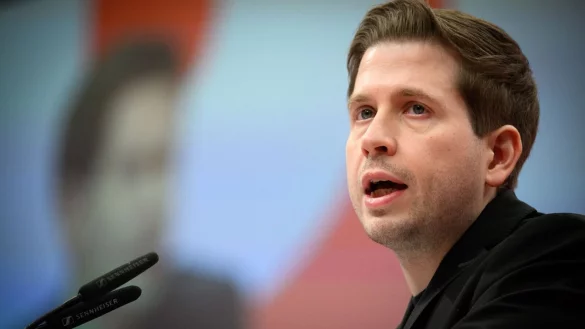 SPD-Generalsekret&auml;r Kevin K&uuml;hnert h&auml;lt die Kritik an den Sparpl&auml;nen f&uuml;r normal. - &copy; Bernd von Jutrczenka/dpa