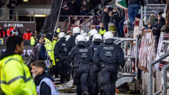 Einsatzkr&auml;fte der Polizei mussten beim Spiel auf St. Pauli in den Hannoveraner Fanblock. - &copy; Axel Heimken/dpa