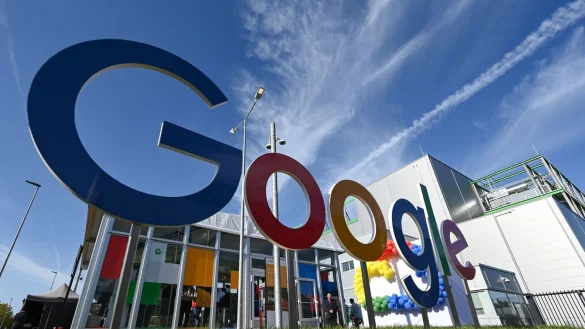 Ein Google-Schriftzug vor dem Gebäude des neuen Google Cloud-Rechenzentrum in Hanau. - © Arne Dedert/dpa