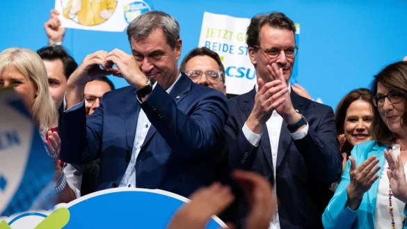 Die Ministerpräsidenten von Bayern und Nordrhein-Westfalen Markus Söder und Hendrik Wüst bei der CSU-Abschlusskundgebung im Löwenbräukeller in München. - © Sven Hoppe/dpa