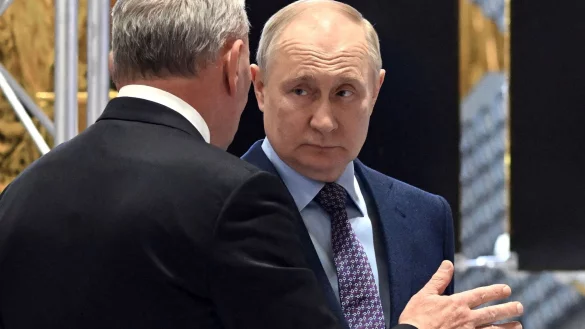 Kremlchef Wladimir Putin (r) mit Juri Borissow, Chef des staatlichen russischen Raumfahrtunternehmens Roskosmos. - &copy; Grigory Sysoev/Pool Sputnik Kremlin/AP/dpa