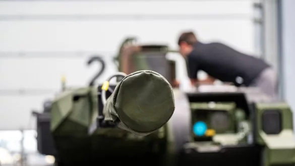 Ein Techniker arbeitet bei Rheinmetall am Sch&uuml;tzenpanzer der Bundeswehr vom Typ Puma. - &copy; Philipp Schulze/dpa