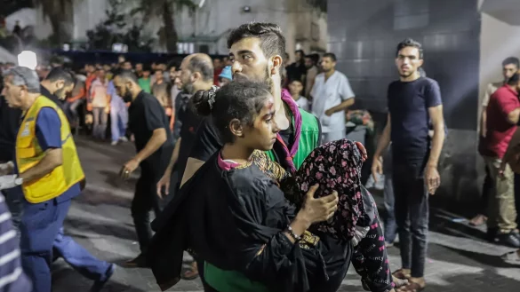 Ein Mann tr&auml;gt nach dem Raketeneinschlag ein verletztes M&auml;dchen. - &copy; Mohammad Abu Elsebah/dpa