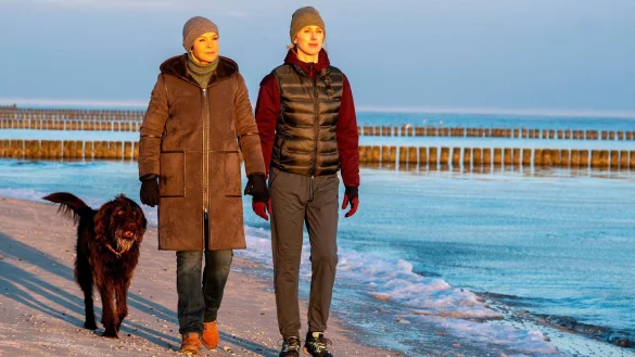 Karin Lossow (Katrin Sass, l) und Ellen Norgaard (Rikke Lylloff) beim Spaziergang mit Lucky. - © Oliver Feist/NDR/ARD Degeto/dpa