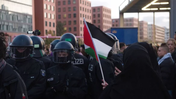 Polizisten sind bei einer verbotenen Pro-Pal&auml;stina-Demonstration am Potsdamer Platz in Berlin im Einsatz. - &copy; Paul Zinken/dpa