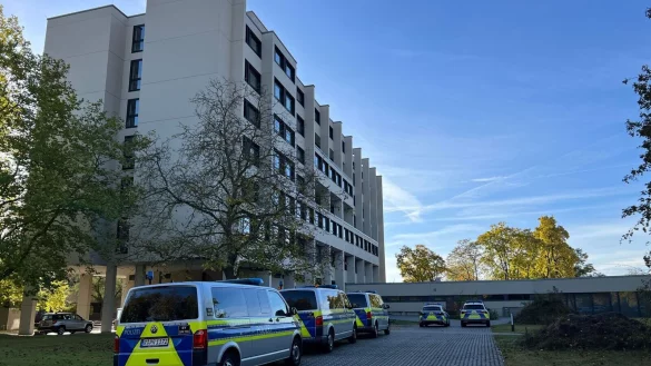 Polizeiautos stehen vor einer Schule in Regensburg. - © Haubner/vifogra/dpa