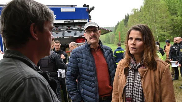 Corinna Ott (Katharina Wackernagel, r) und Ralph Ott (G&ouml;tz Schubert, M) sind entsetzt, dass Frank Ott (Peter Schneider, l) sich nicht an der Suche nach seiner vermissten Tochter beteiligen m&ouml;chte. - &copy; Hardy Spitz/ZDF/dpa