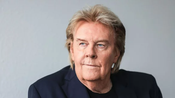 Der S&auml;nger Howard Carpendale bei einem Fototermin in seiner Garderobe. - &copy; Oliver Berg/dpa