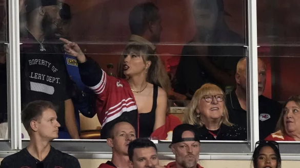 Pop-Superstar Taylor Swift schaute sich das Spiel der Kansas City Chiefs gegen die Denver Broncos live im Stadion an. - &copy; Charlie Riedel/AP
