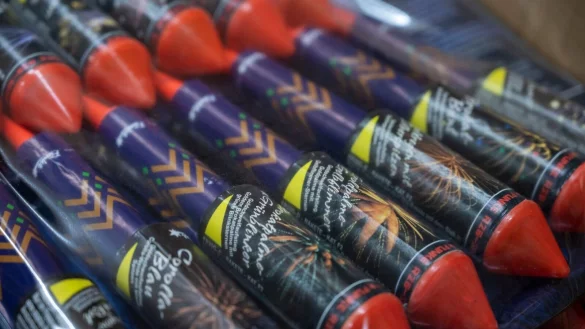 In einem Gesch&auml;ft liegen Feuerwerksraketen in einem Karton. - &copy; Christophe Gateau/dpa/Symbolbild