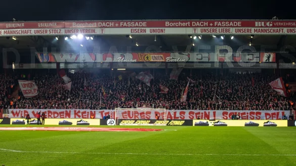 Ein Banner der Union-Fans mit dem Schriftzug: &laquo;Wir werden kein Teil eures Deals sein! Schei&szlig; DFL!&raquo;. - &copy; Andreas Gora/dpa