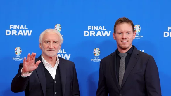 DFB-Sportdirektor V&ouml;ller (l) und Bundestrainer Nagelsmann k&ouml;nnen sich auf attraktive, aber machbare Gruppengegner freuen. - &copy; Christian Charisius/dpa