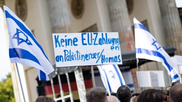 Menschen nehmen an einer Solidarit&auml;tsdemo f&uuml;r Israel auf dem Pariser Platz am Brandenburger Tor teil. - &copy; Fabian Sommer/dpa