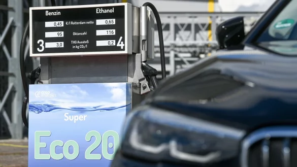 Ein Pkw parkt vor einer E20-Tankstelle im Werk der S&uuml;dzucker-Tochter CropEnergies in Zeitz. - &copy; Hendrik Schmidt/dpa-Zentralbild/dpa