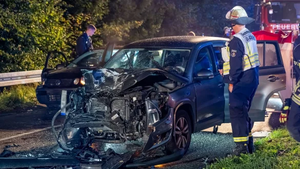 Feuerwehr und Polizei sind an der Unfallstelle in Gummersbach im Einsatz. - &copy; Markus Kl&uuml;mper/dpa