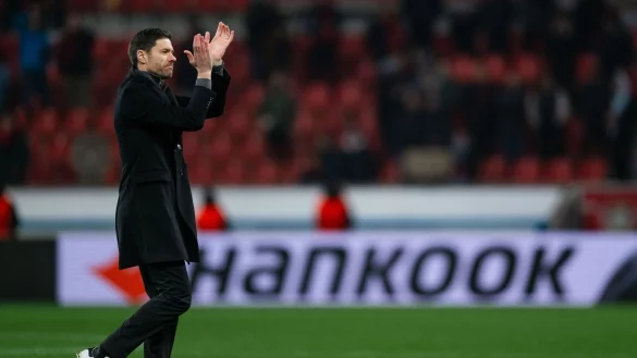 Leverkusens Trainer Xabi Alonso bedankt sich nach der Partie bei den Fans. - &copy; Marius Becker/dpa