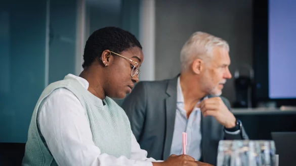 Spagat zwischen Team und Vorgesetzten: F&uuml;hrungskr&auml;fte auf der unteren und mittleren Ebene sind oft einer Doppelbelastung ausgesetzt. - &copy; Zacharie Scheurer/dpa-tmn