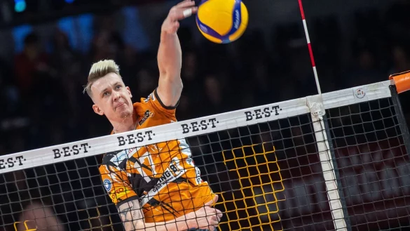 Marek Sotola von den Berlin Volleys schmettert den Ball &uuml;ber das Netz. - &copy; Andreas Gora/dpa