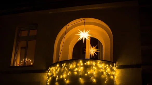 Weihnachtlicher Lichterglanz: Damit der nicht zu sehr ins Geld geht, sollten bei der Beleuchtung lieber LED-Lichterketten zum Einsatz kommen. - &copy; Christin Klose/dpa-tmn