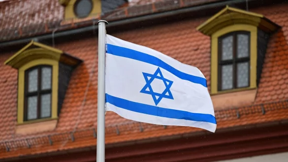 Eine israelische Flagge weht am Fahnenmast. - &copy; Martin Schutt/dpa/Symbolbild